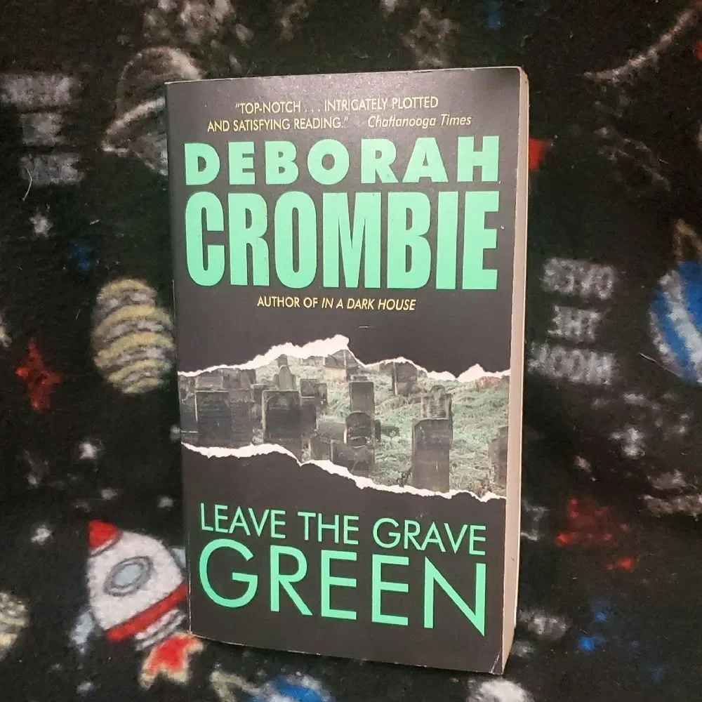 Leave the Grave Green by Deborah Crombie Paperback Book 🌏5/$10🌏